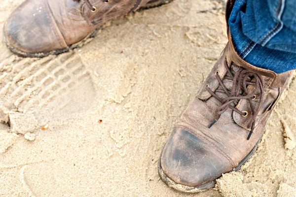 kum üzerinde ayakkabı