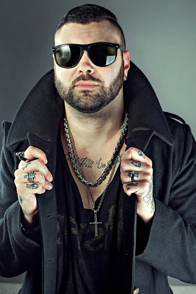 şık yakışıklı genç