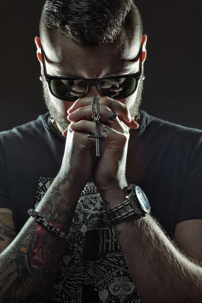 adam küçük bir haç ile meditasyon