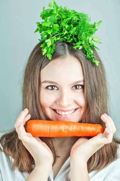 Gezonde meisje met groenten — Stockfoto