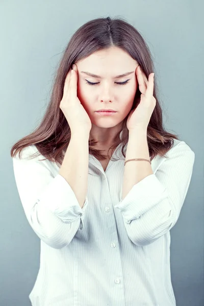 Morena mujer de negocios dolor de cabeza tacto cabeza con dedo —  Fotos de Stock