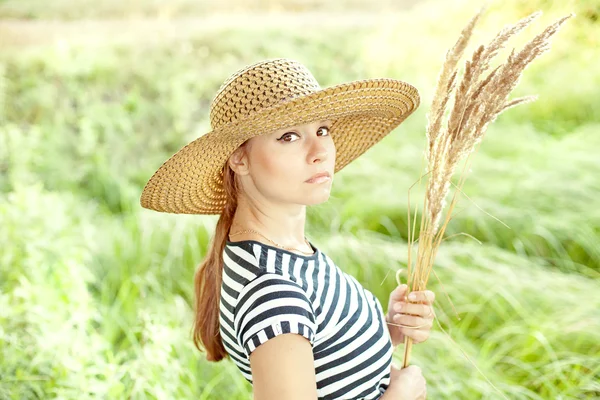 Beautiful girl in a field — Stock Photo, Image
