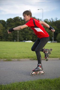 sporcunun tekerlekli paten poz hızda üzerinde