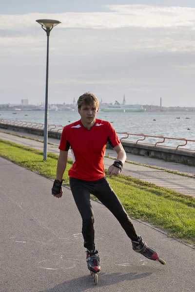 Sportman is nemen ritje op rolschaatsen — Stockfoto