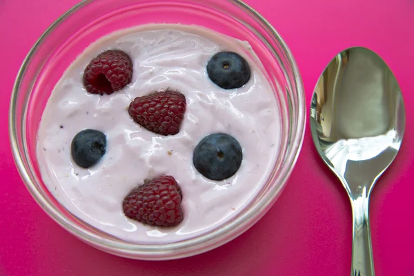 Jogurt tiene frambuesas frescas y arándanos —  Fotos de Stock