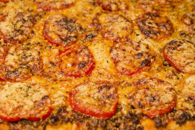 pişmiş pizza soğutulmuş domates dilimleri ile tastly