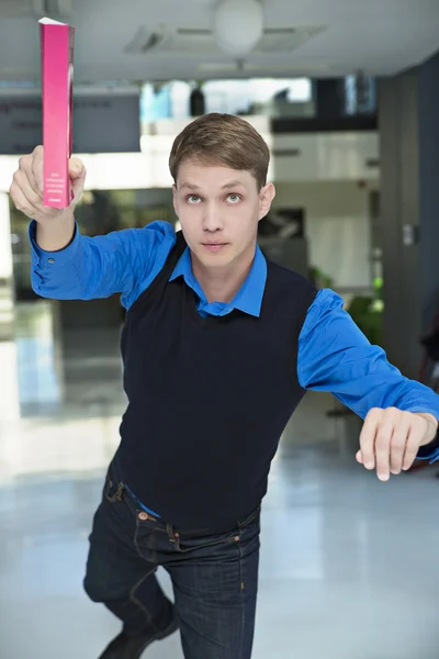 Student proberen boek terug naar plank zetten — Stockfoto