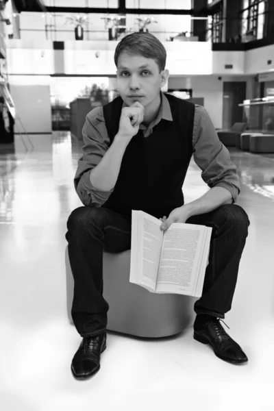 Estudiante sombreado sentarse en el taburete con libro — Foto de Stock