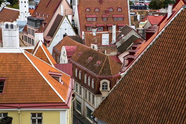 Les toits de la ville sont recouverts de plaques rouges — Photo