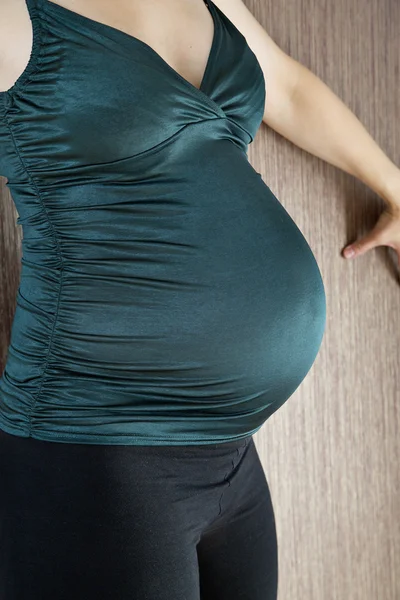 Gravid kvinna mage innan kommande förlossningen — Stockfoto