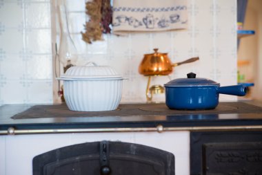 Ocakta ısınmaya çorbalar ile shapy tencereler