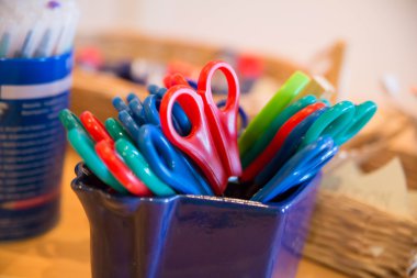 Mor kapsayıcıdan bir kil, makas