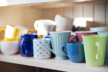 Kupalar raf temiz ve kuru