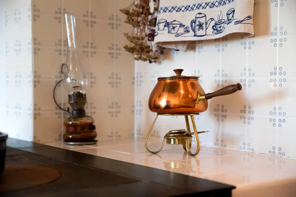 Contenedor de café en forma cerca de placa de cocina de calentamiento —  Fotos de Stock