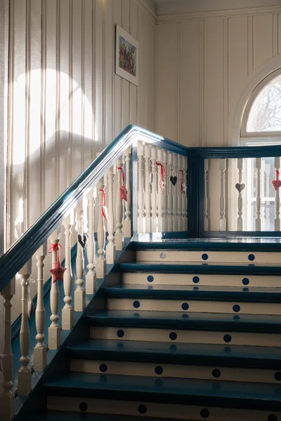 Escalera con decoraciones en asas blancas torneadas —  Fotos de Stock