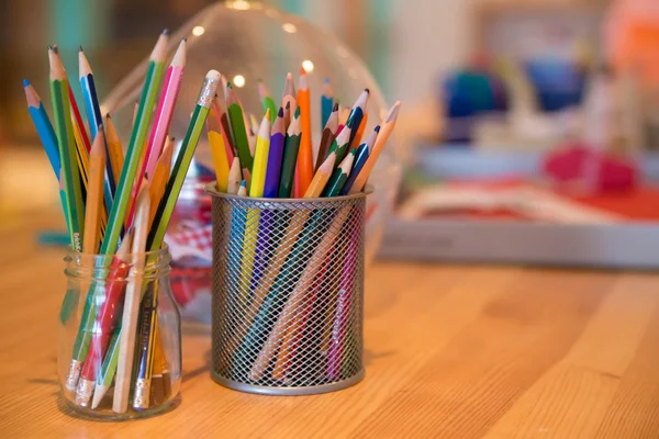 Kalemler cam ve plastik kutu yerleştirilir — Stok fotoğraf