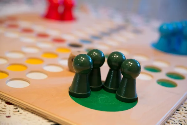 Vista sul gioco da tavolo con pulsanti verdi — Foto Stock