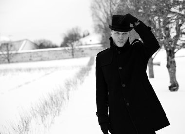 gölgeli adam şapkasını geri başının üstüne koy.