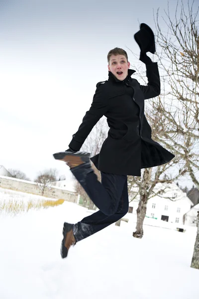 Hombre en salto curva piernas en el aire — Foto de Stock