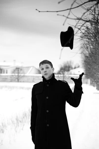 Shaded man threw hat in air — Stock Photo, Image