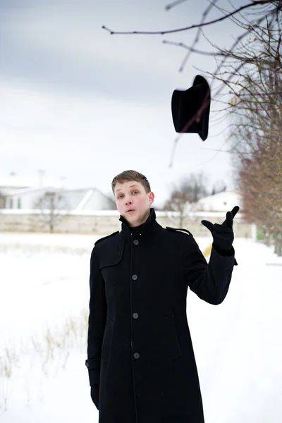 Muž hodil klobouk ve vzduchu pro zábavu — Stock fotografie