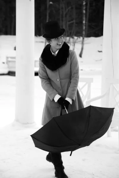 Femme ombragée essayer parapluie étroit sur la marche — Photo