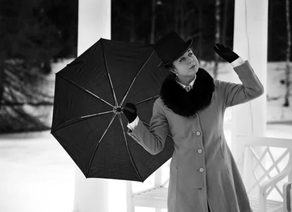 Grijs vrouw met paraplu gevoel winter stroom — Stockfoto