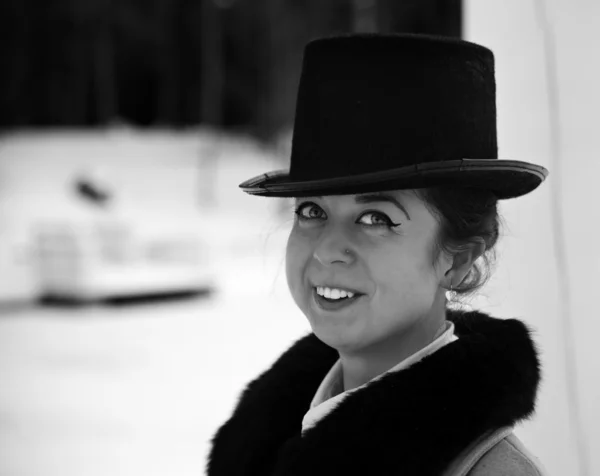 Portrait ombragé de jeune femme avec chapeau — Photo