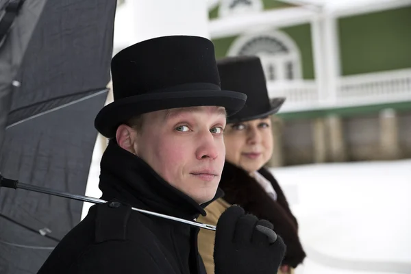 Man en vrouw op wandeling in het park — Stockfoto