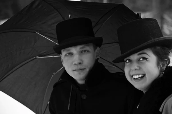 Homme ombragé et femme heureuse sous parapluie — Photo