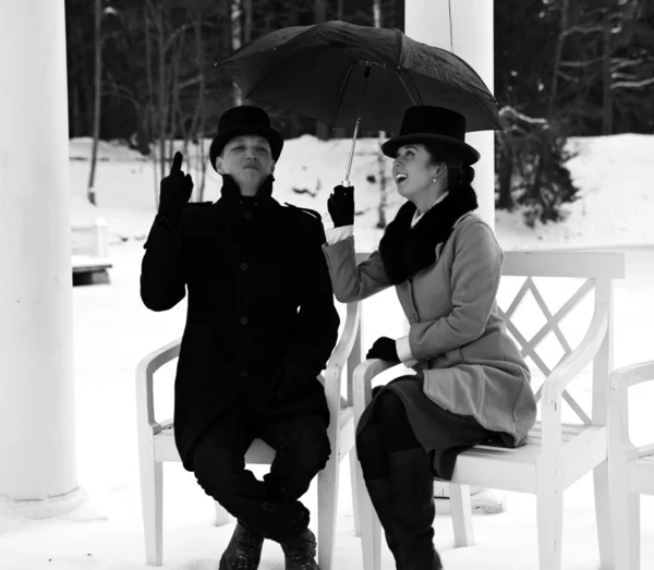 Schatten spendende Mann und Frau warten unter Regenschirm — Stockfoto