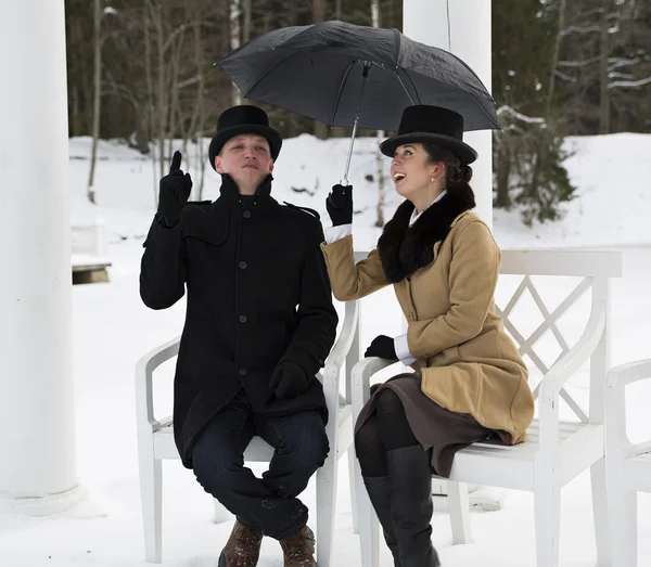 Homme et femme attendant la pluie en hiver — Photo