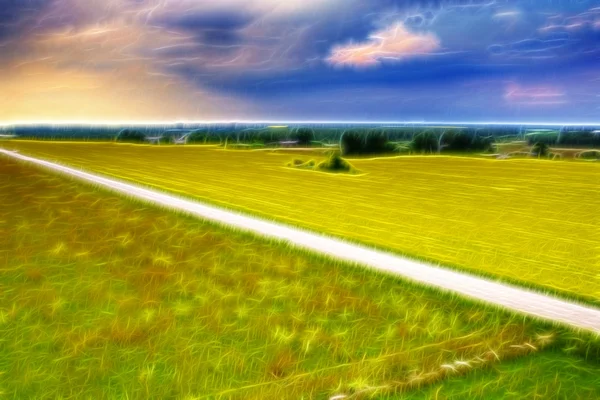 Strada sopra il campo verde sul tempo ventoso — Foto Stock