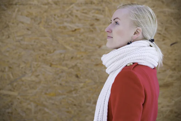 Kvinna ansikte profil med vita vävda halsduk — Stockfoto