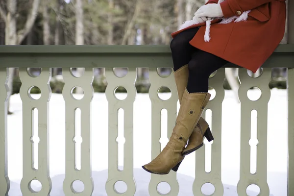 Jambes de femme avec bottes à la limite de la terrasse — Photo