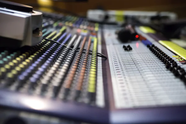 Visa på sound mixer med förordning knappar — Stockfoto