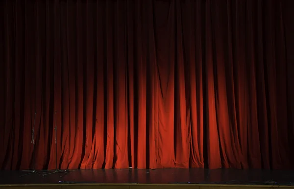 Tenda palco rosso nascondere in arrivo spettacolo azione — Foto Stock