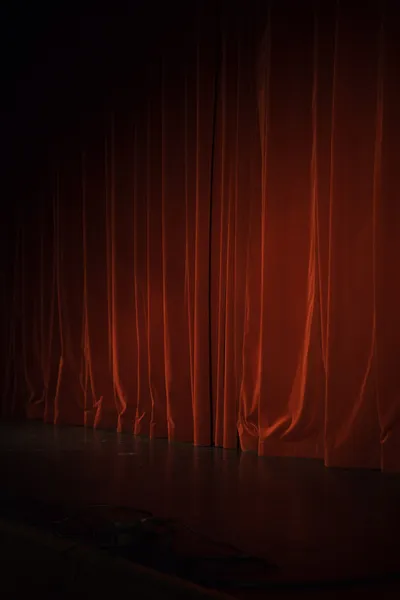 Işıklı kırmızı sahne perde aşağı