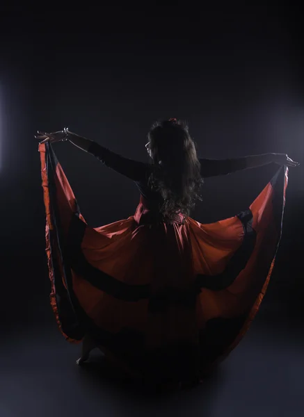 Jovem romany mulher dança espanhol flamenco no estúdio — Fotografia de Stock