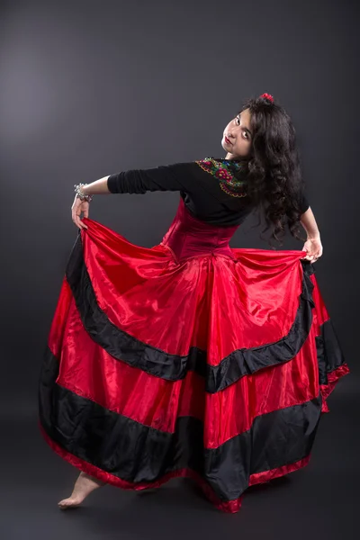 Молодая женщина в испанской традиционной одежде в студии — стоковое фото