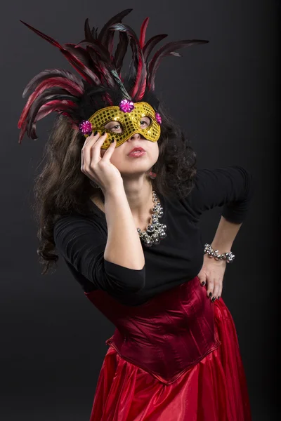 Ung romany kvinna poserar på carnaval med mask — Stockfoto