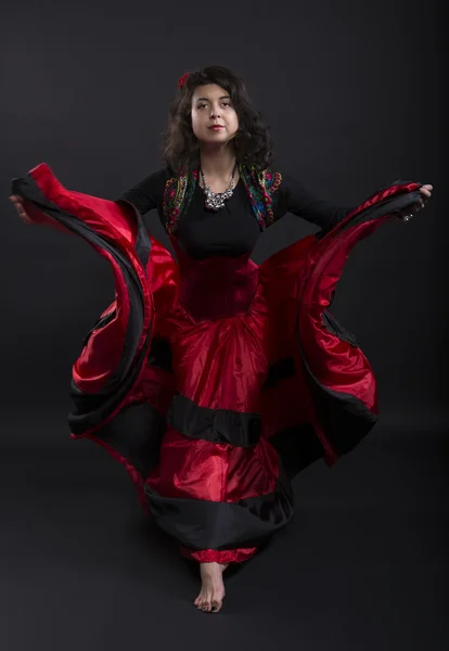 Jeune femme mowe vers l'avant en espagnol vêtements traditionnels — Photo