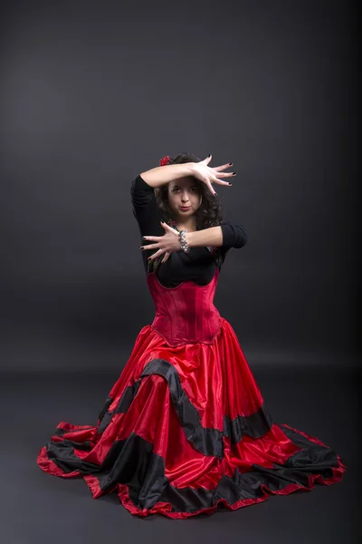 Giovane donna romana danza in abiti tradizionali spagnoli — Foto Stock
