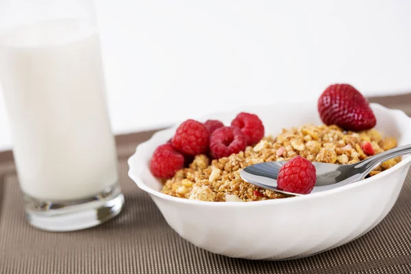 Müsli in Schüssel mit Beeren in der Nähe von Milch — Stockfoto