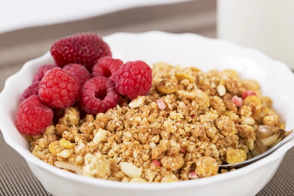 Cereales con forma de Zoomed con bayas con cuchara —  Fotos de Stock