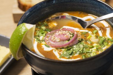 bir kase çorba ve kaşık Yakınlaştırılmış