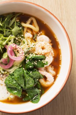 et suyu ve haşlanmış erişte ile kase