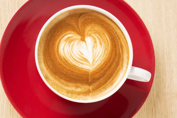 Zoomed taza de café con corazón de espuma — Foto de Stock