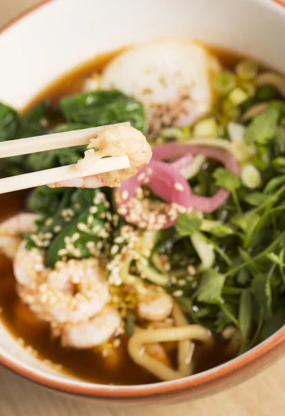 Bowl with hot broth, shrimp and vegetables — Stock Photo, Image