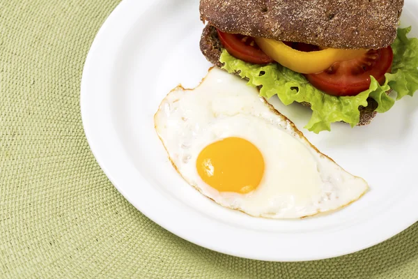 Sanduíche com legumes com ovo de galinha assado — Fotografia de Stock